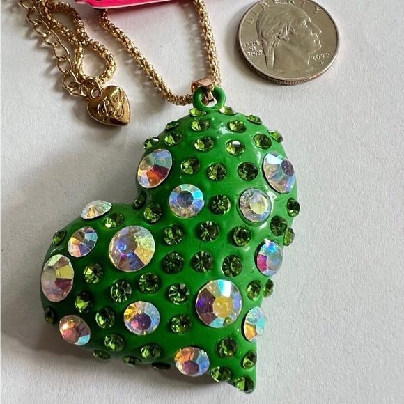 💚 Betsey Johnson stunning green heart necklace 💚 - Picture 3 of 4